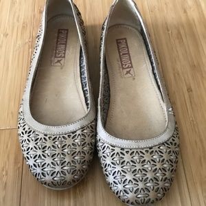 Pikolinos Pisa Ballet Flats in Natural. Size 38